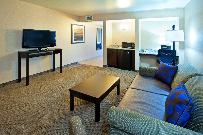 סוויטה מותאמת לאדם עם מוגבלויות, Holiday Inn & Suites Phoenix Airport, An Ihg