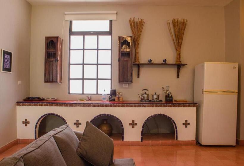 מיטת קינג בסוויטה, Marionetas