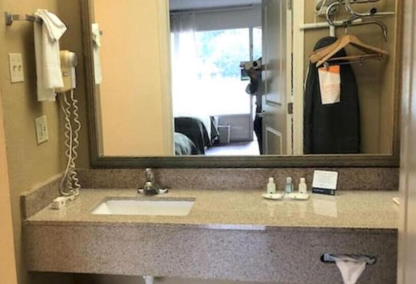 غرفة قياسية مطلّة علي حمام السباحة, Quality Inn Alachua  Gainesville Area