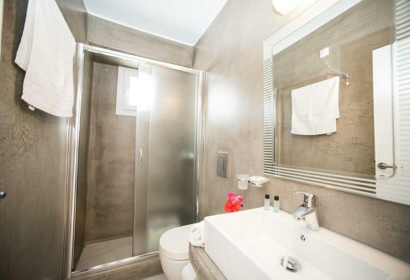 Номер Стандарт Вид на Море, Spanelis