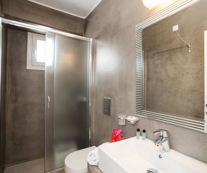 Номер Стандарт Вид на Море, Spanelis