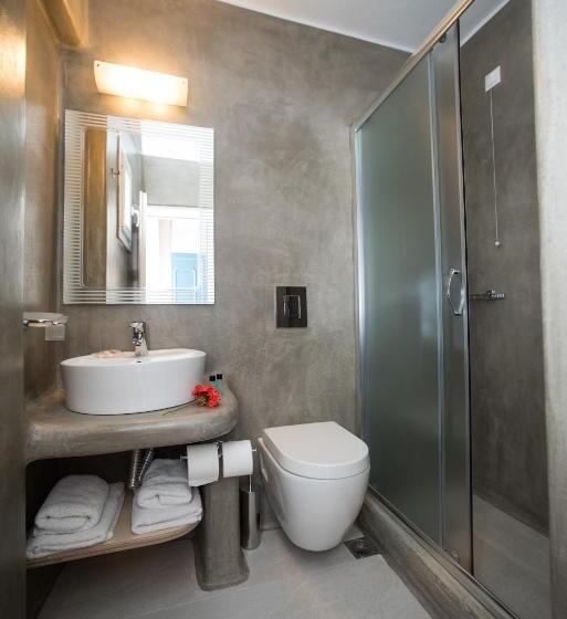 Номер Стандарт Вид на Море, Spanelis