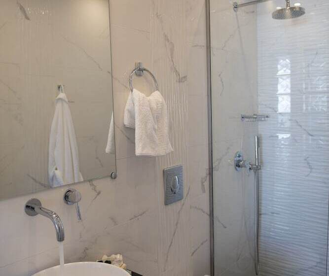 סוויטת דלוקס נוף לים, Zannis