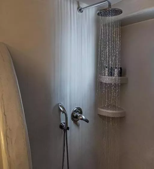 سوئیت با چشم‌انداز, Adamant Suites
