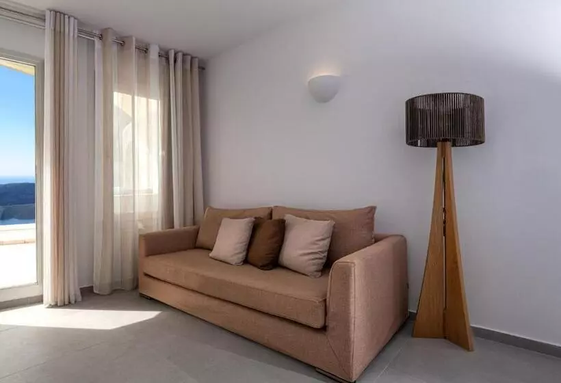 سوئیت با چشم‌انداز, Adamant Suites