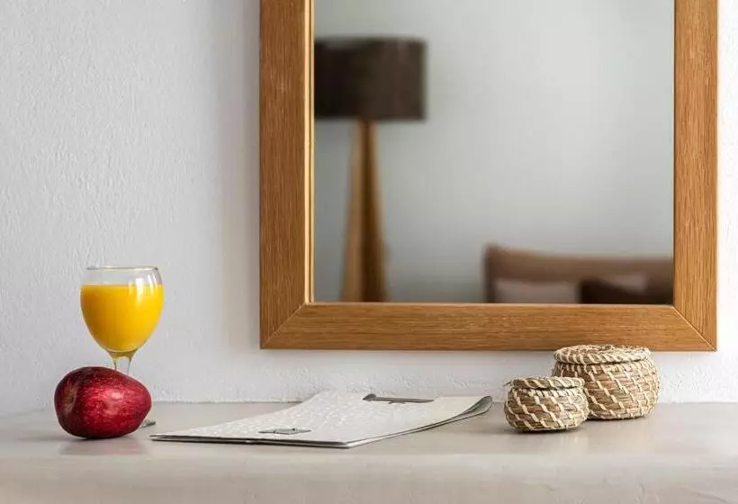 سوئیت با چشم‌انداز, Adamant Suites