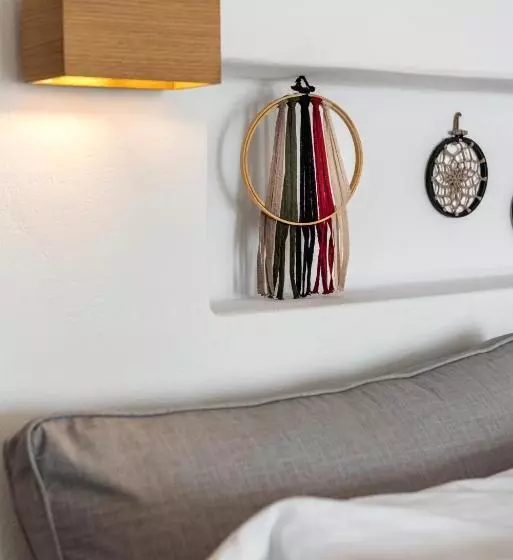 سوئیت با چشم‌انداز, Adamant Suites