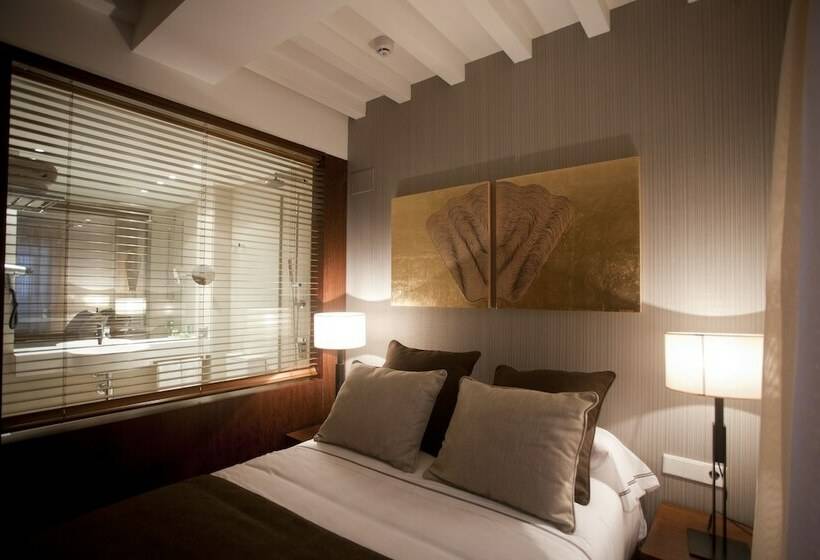 Номер Basic, Carrís Casa De La Troya