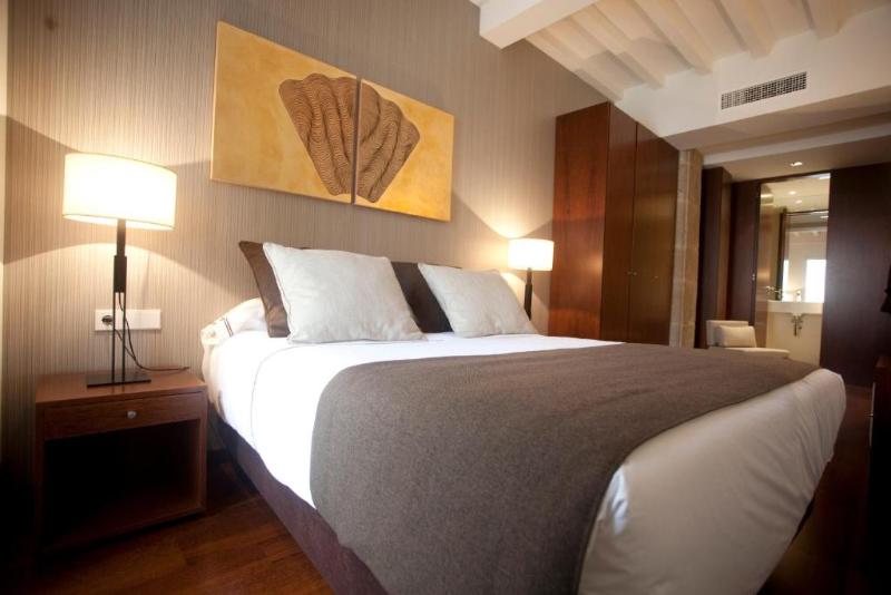 Номер Basic, Carrís Casa De La Troya