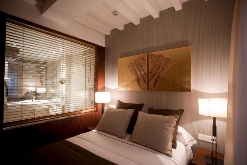 Номер Basic, Carrís Casa De La Troya