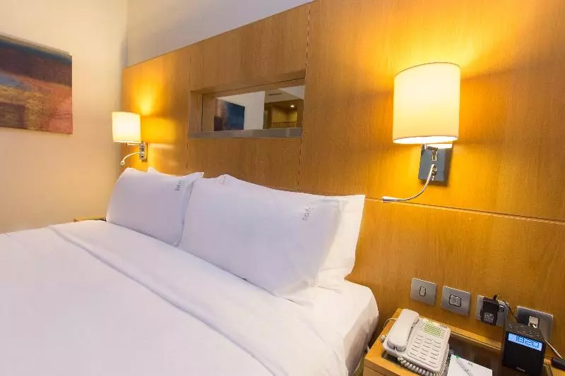 キングサイズベッドのスタンダードルーム, Holiday Inn Abu Dhabi, An Ihg