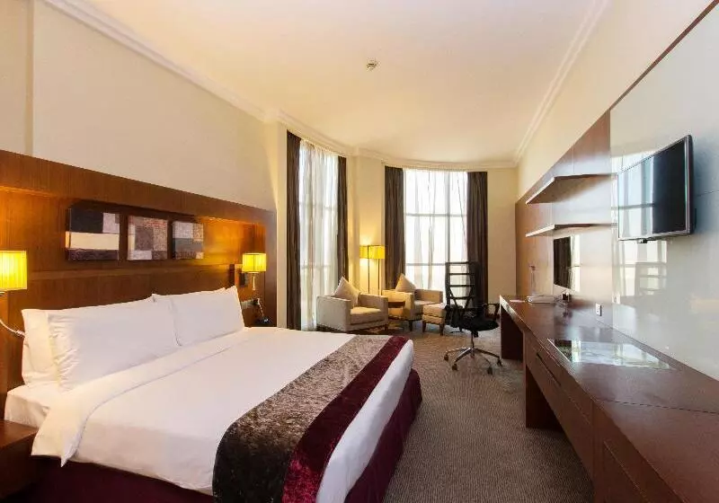 キングサイズベッドのスタンダードルーム, Holiday Inn Abu Dhabi, An Ihg