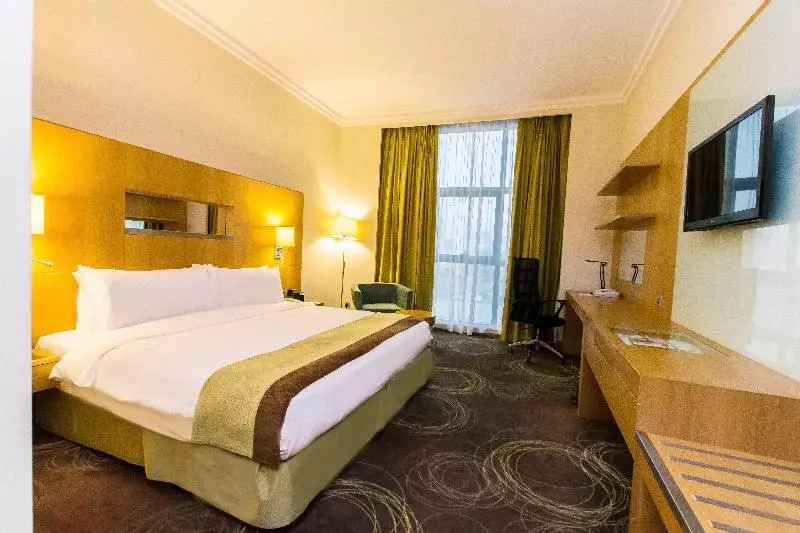 キングサイズベッドのスタンダードルーム, Holiday Inn Abu Dhabi, An Ihg