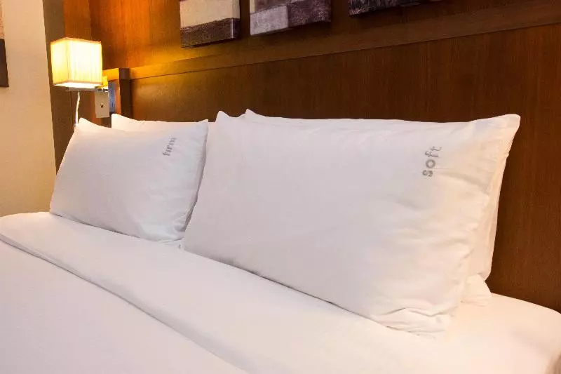 キングサイズベッドのスタンダードルーム, Holiday Inn Abu Dhabi, An Ihg