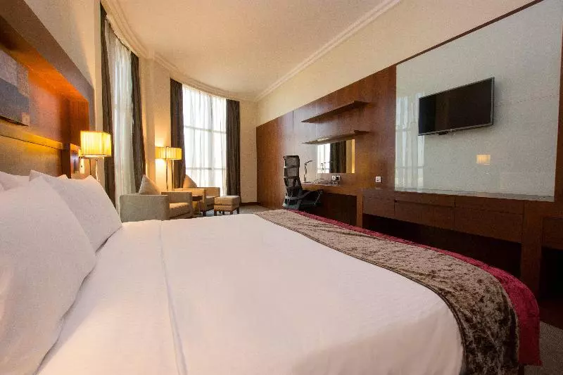 キングサイズベッドのスタンダードルーム, Holiday Inn Abu Dhabi, An Ihg