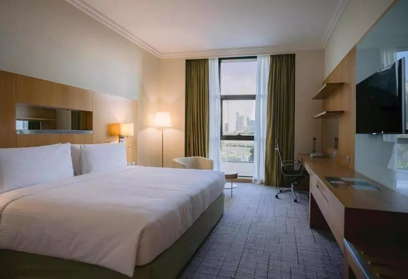 キングサイズベッドのスタンダードルーム, Holiday Inn Abu Dhabi, An Ihg