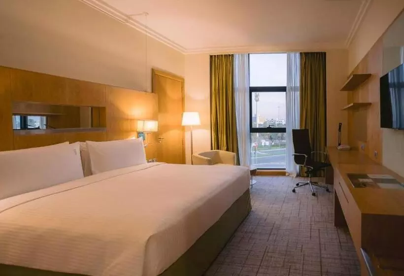 キングサイズベッドのスタンダードルーム, Holiday Inn Abu Dhabi, An Ihg
