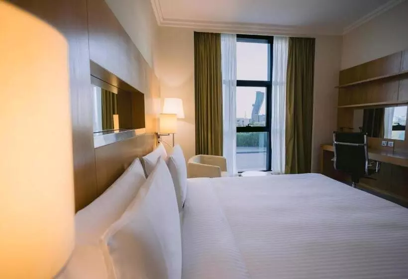 キングサイズベッドのスタンダードルーム, Holiday Inn Abu Dhabi, An Ihg