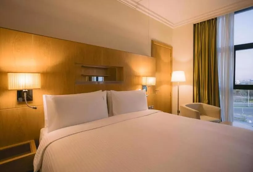 キングサイズベッドのスタンダードルーム, Holiday Inn Abu Dhabi, An Ihg
