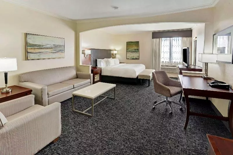 キングサイズベッドのスイートルーム, Best Western Plus Downtown Inn & Suites