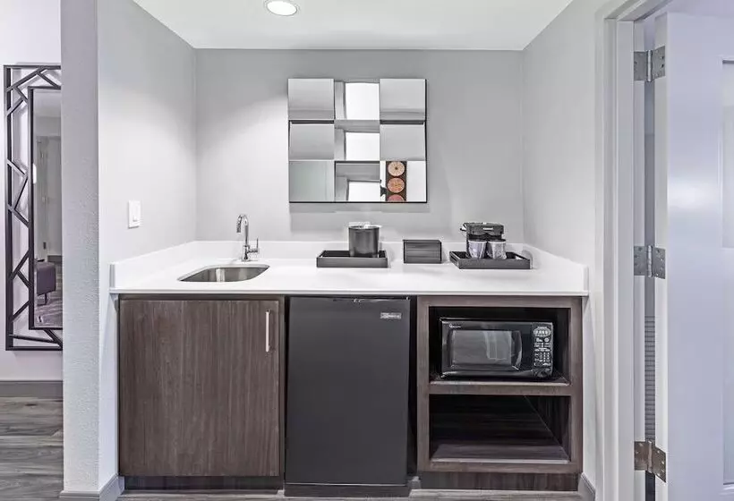 スイート, Embassy Suites By Hilton Houston Energy Corridor