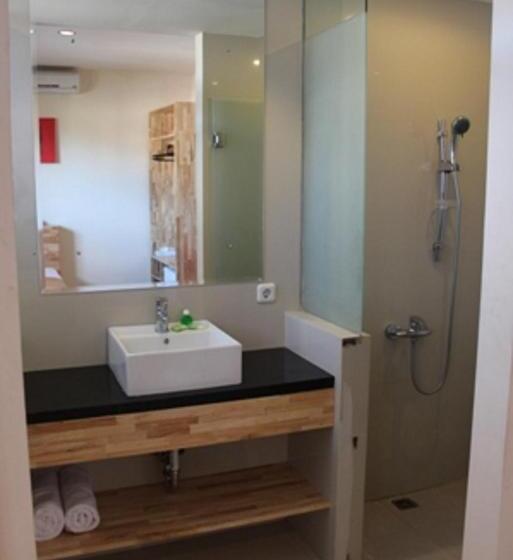 Номер Deluxe, Karthi