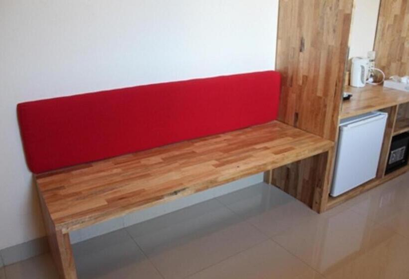 Номер Deluxe, Karthi