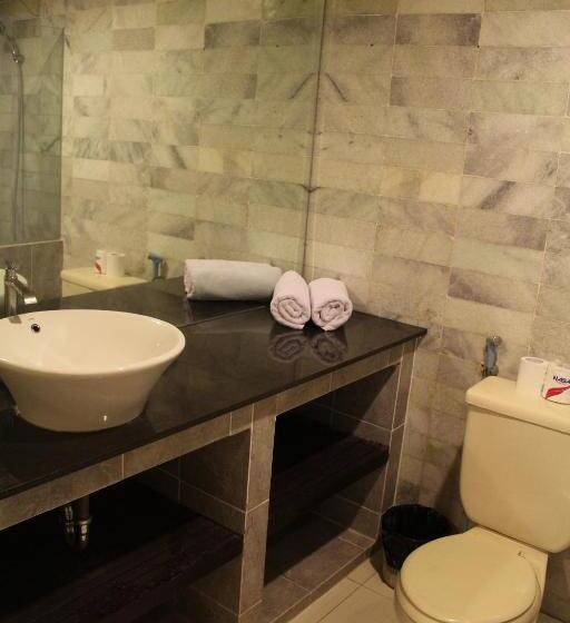 Номер Deluxe, Karthi