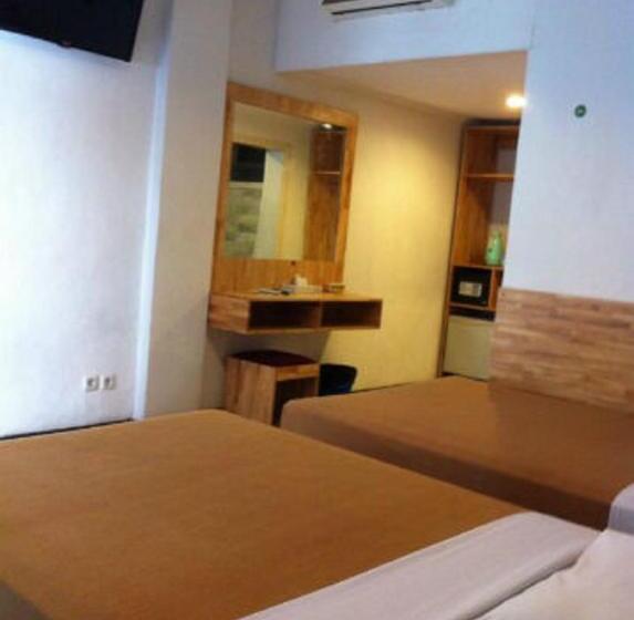 Номер Deluxe, Karthi