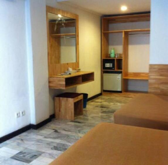 Номер Deluxe, Karthi