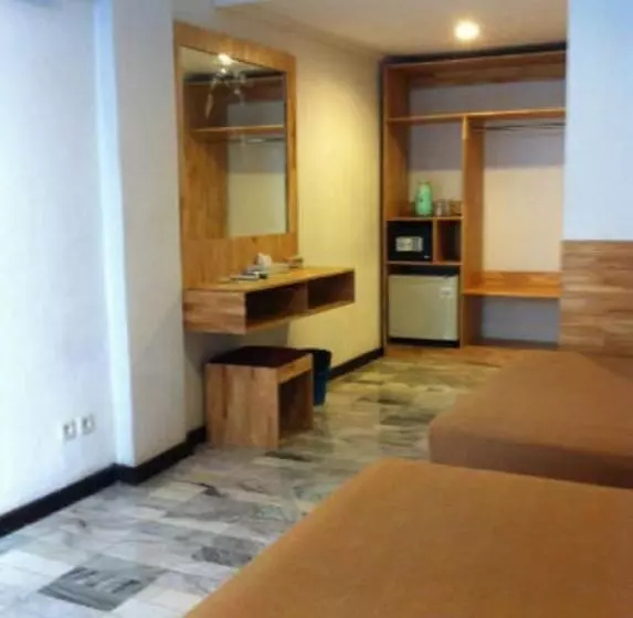 Deluxe-huone, Karthi