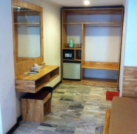 Номер Deluxe, Karthi