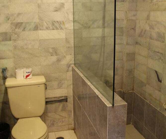 Номер Deluxe, Karthi