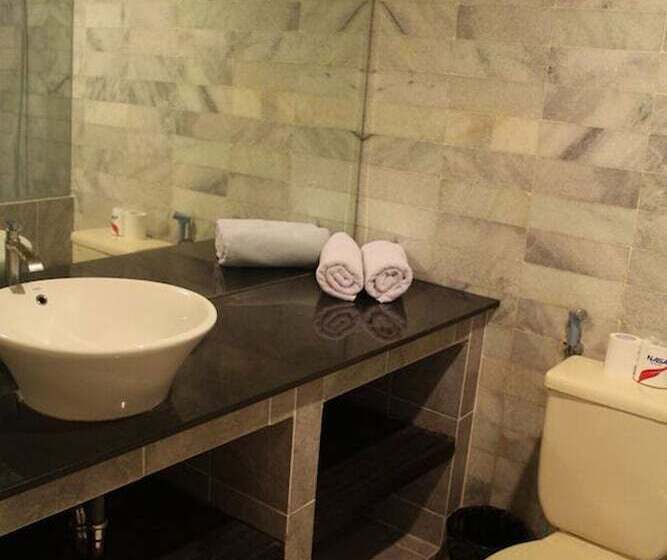 Номер Deluxe, Karthi