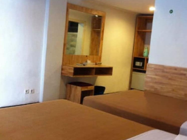 Номер Deluxe, Karthi