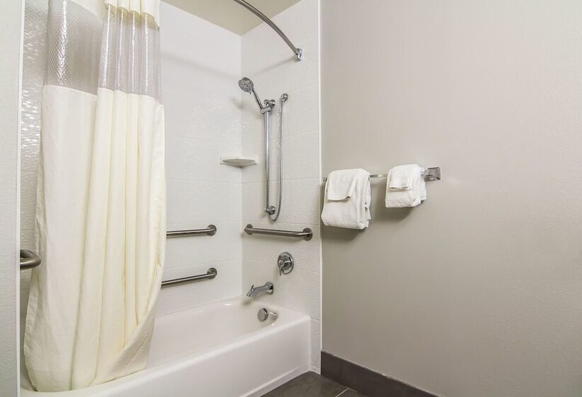 חדר דלוקס מותאם לאנשים עם מוגבלויות, La Quinta By Wyndham Fairbanks Airport