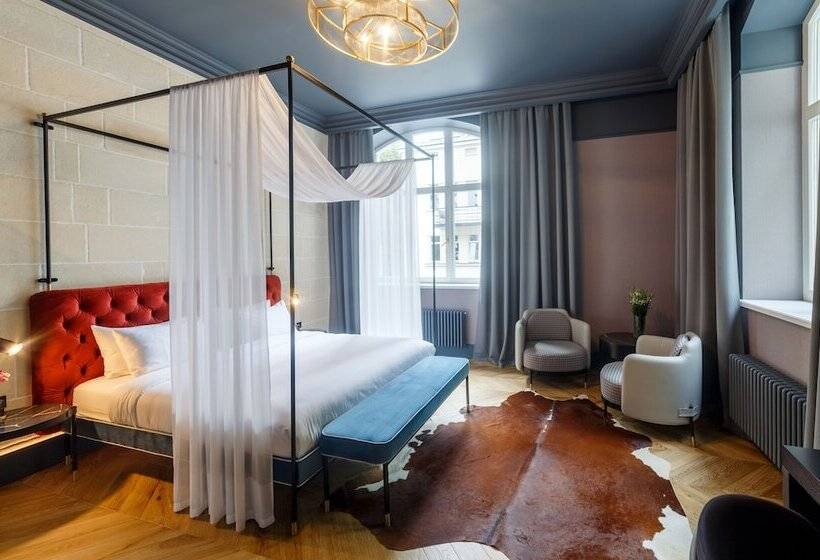 سوییت, Lion S Castle