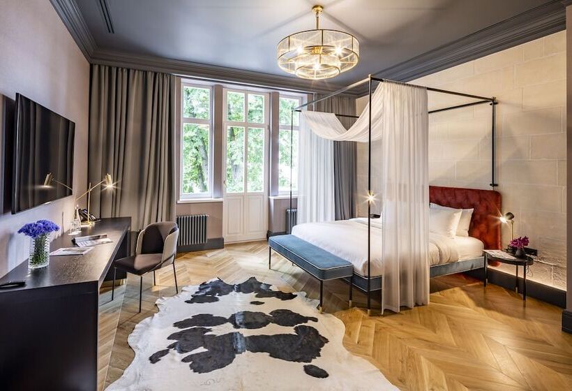 سوییت, Lion S Castle