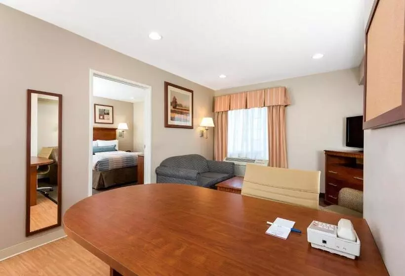 キングサイズベッドのスイートルーム, Candlewood Suites Lax Hawthorne, An Ihg