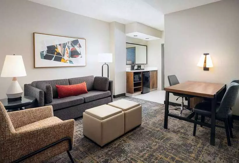 キングサイズベッドのスイートルーム, Embassy Suites Lincoln