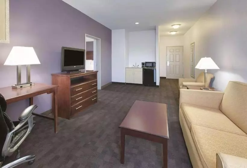 Sviitti Liikuntarajoitteisille, La Quinta By Wyndham Corsicana