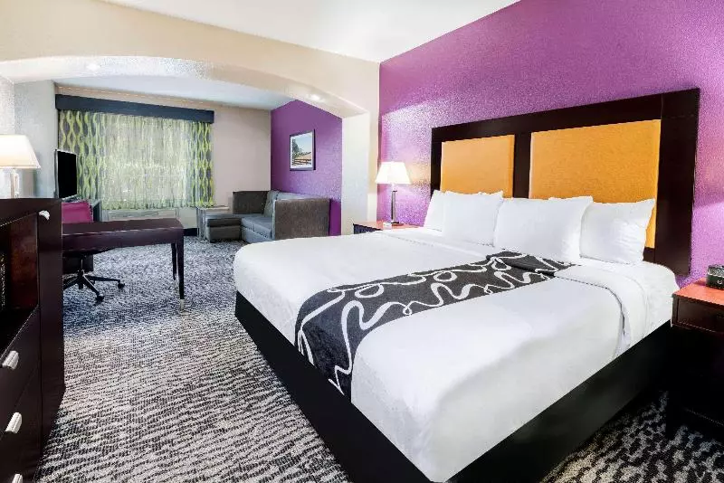 キングサイズベッドのデラックスルーム, La Quinta By Wyndham Dfw Airport West   Bedford