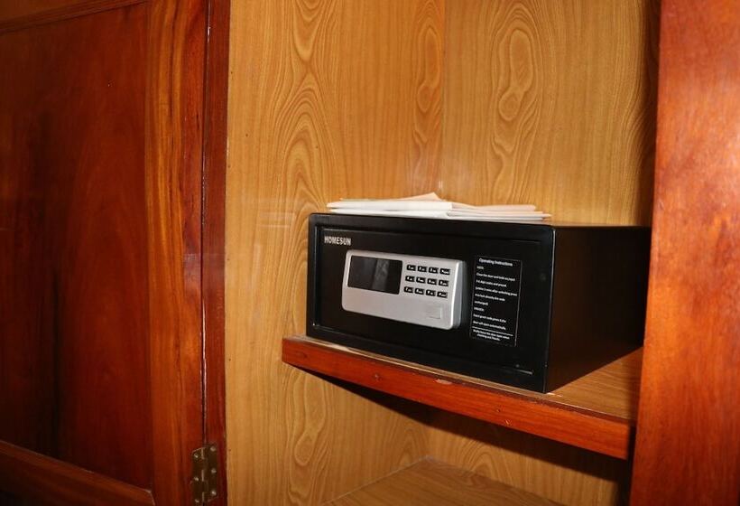 اتاق لوکس با چشم‌انداز استخر, Silk D  Angkor Boutique