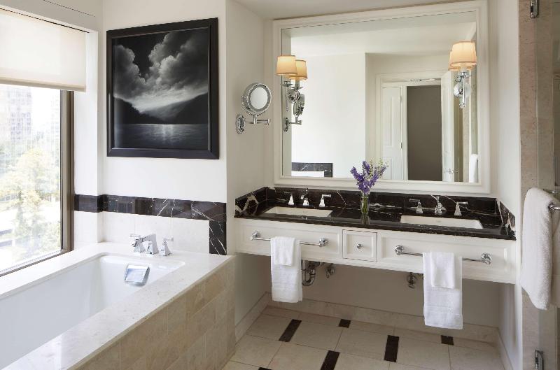 キングサイズベッドのスイートルーム, Waldorf Astoria Atlanta Buckhead