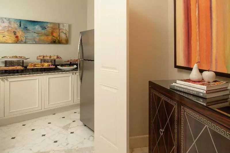 キングサイズベッドのスイートルーム, Waldorf Astoria Atlanta Buckhead