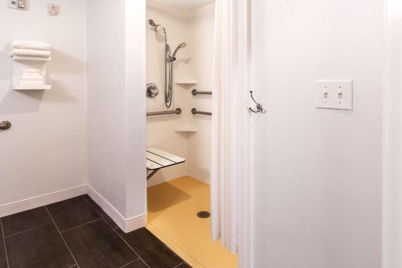 스탠다드 룸 킹사이즈 침대, Hampton Inn Laramie