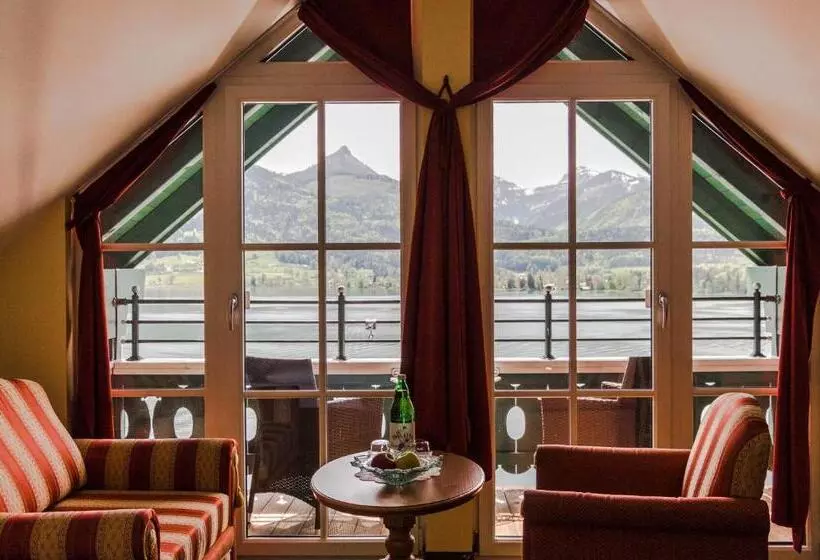 Suite with lake view, Peter