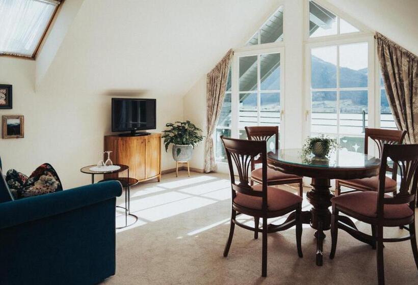 Superior suite with lake view, Peter