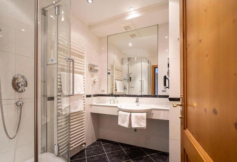 Superior suite with lake view, Peter