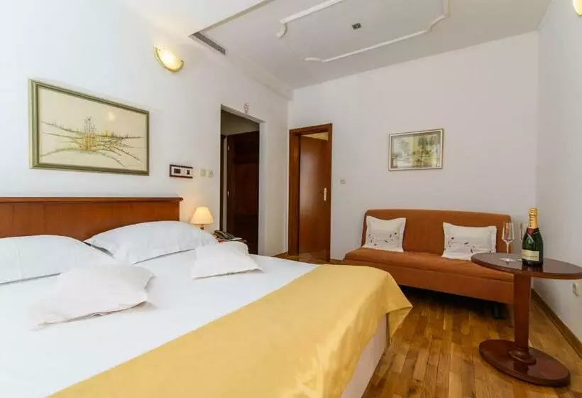 اتاق سوپریور, Heritage Hotel Vila Sikaa